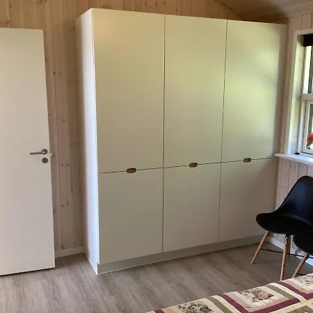 8 Person In Hals-by Traum * Hals
