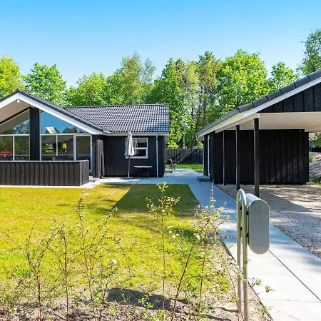 8 Person In Hals-by Traum * Hals