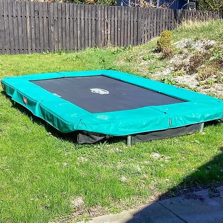 8 Person In Hals-by Traum